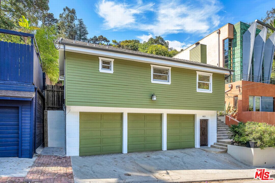 8621 Lookout Mountain Ave