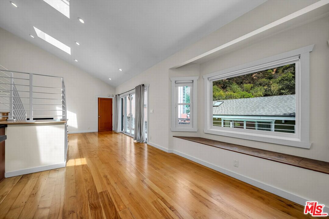8621 Lookout Mountain Ave