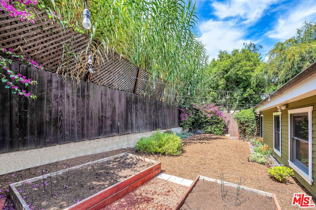 8621 Lookout Mountain Ave