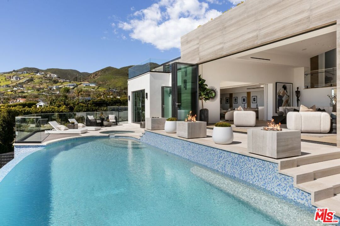 An extraordinary promontory in Malibu Park