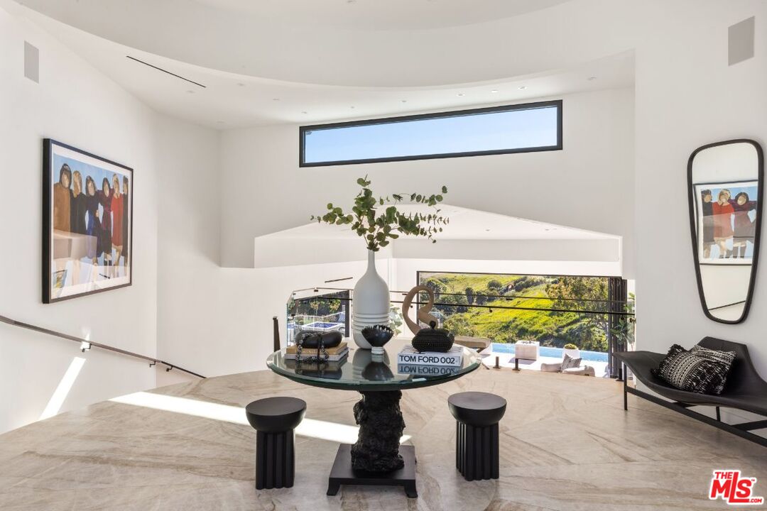 An extraordinary promontory in Malibu Park