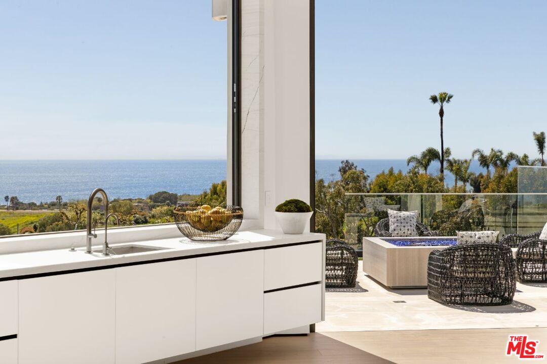 An extraordinary promontory in Malibu Park