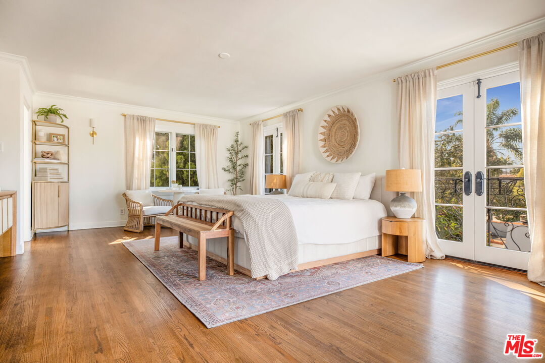 163 S Larchmont Blvd