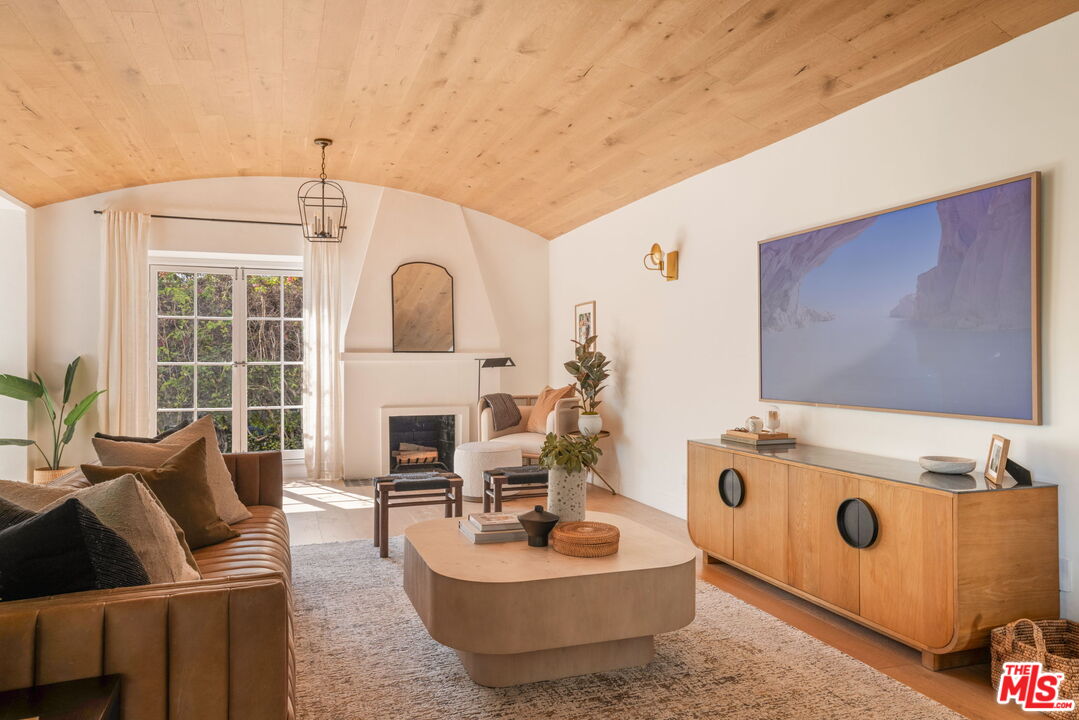 163 S Larchmont Blvd