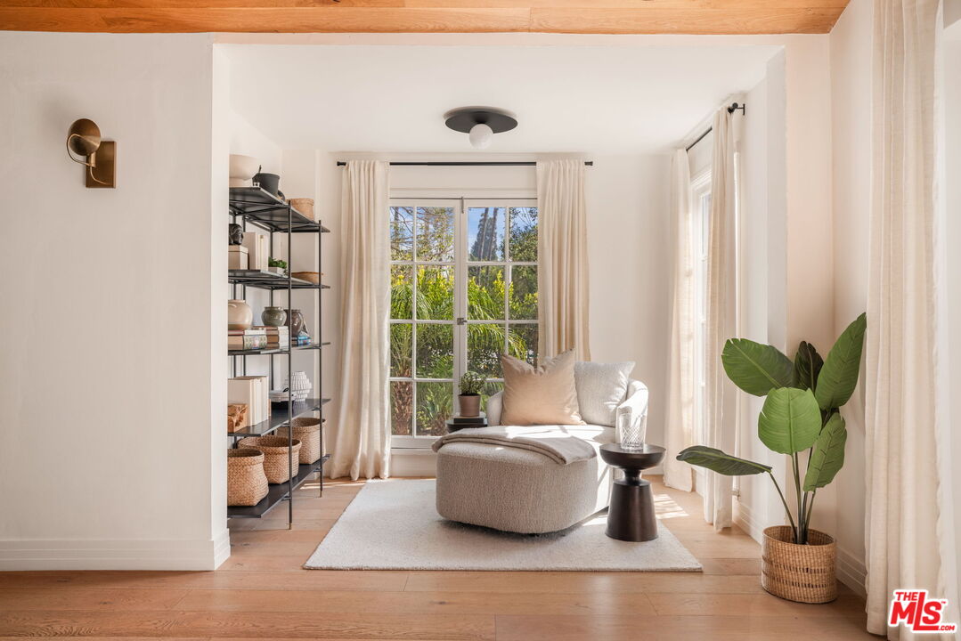 163 S Larchmont Blvd