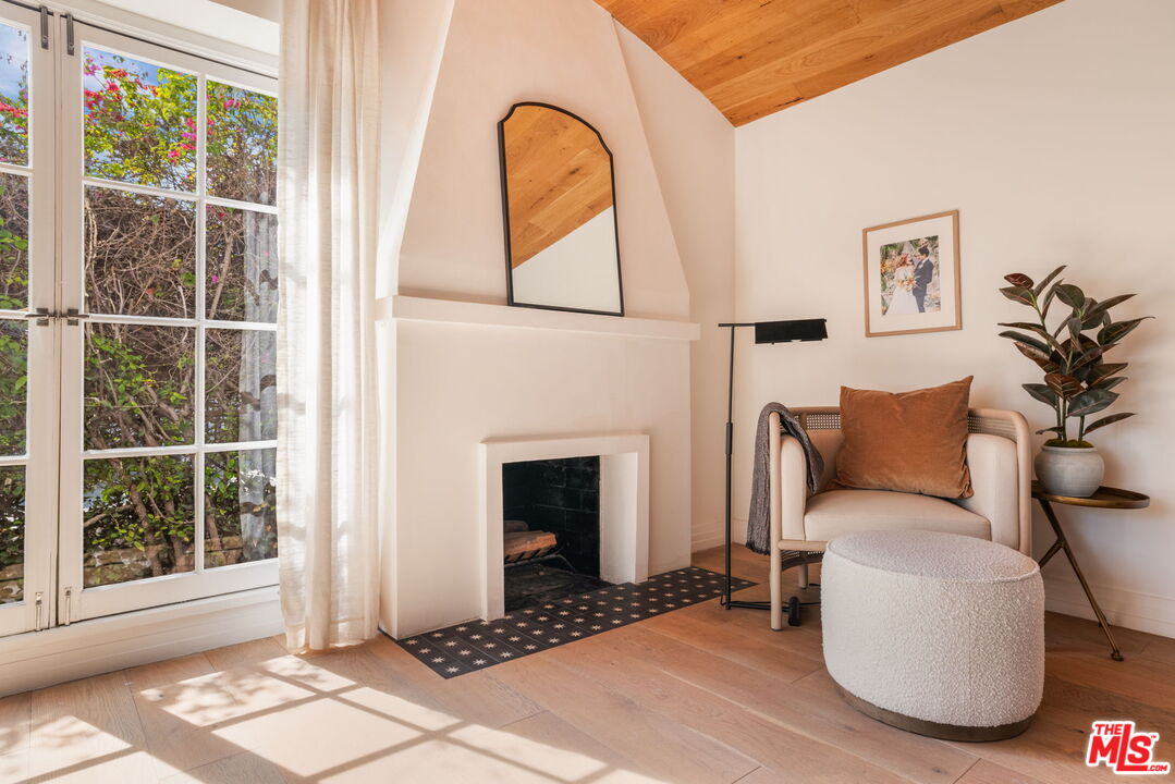 163 S Larchmont Blvd