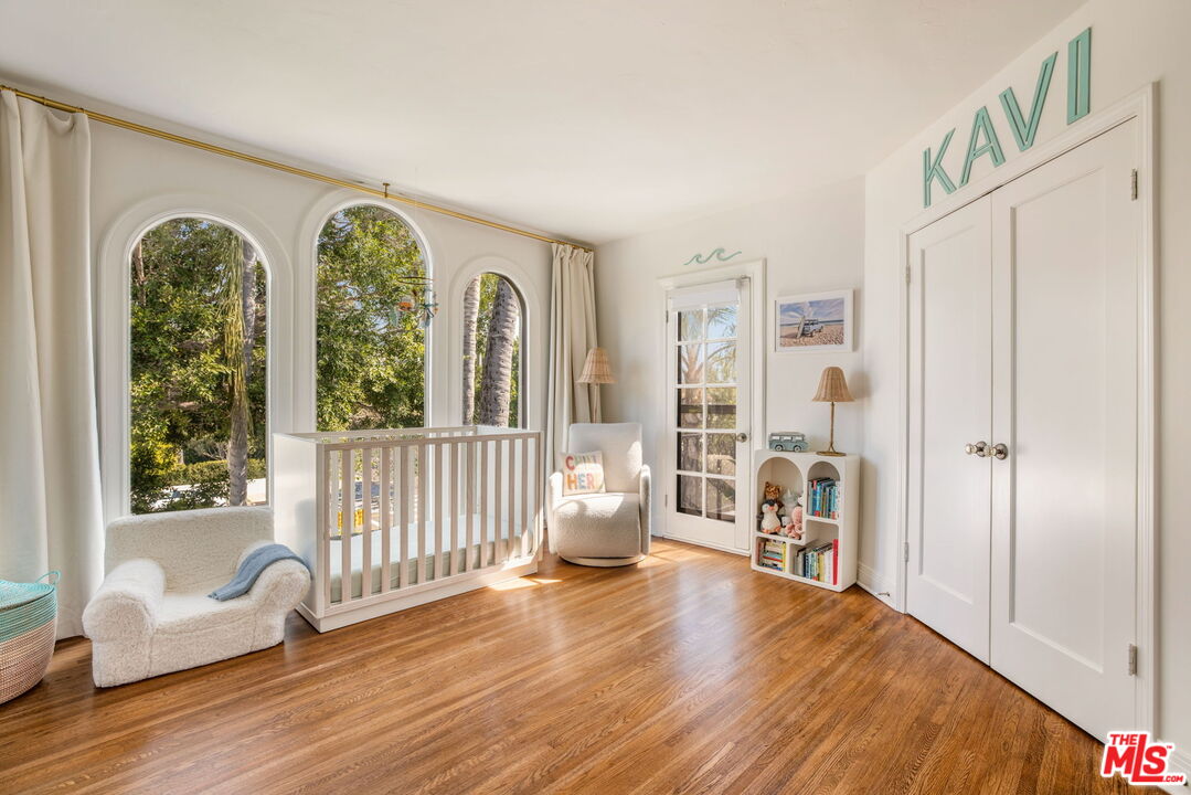 163 S Larchmont Blvd