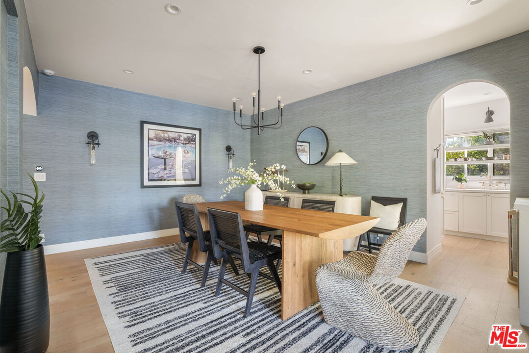 163 S Larchmont Blvd