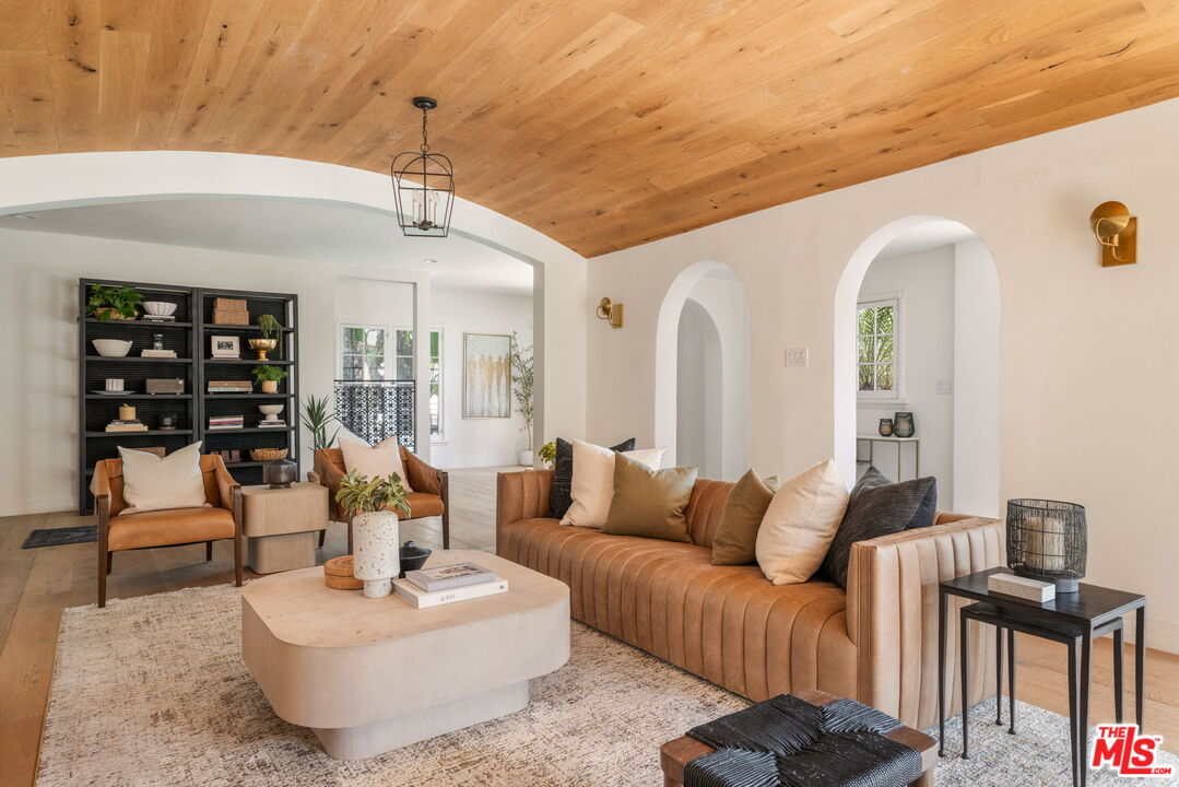 163 S Larchmont Blvd