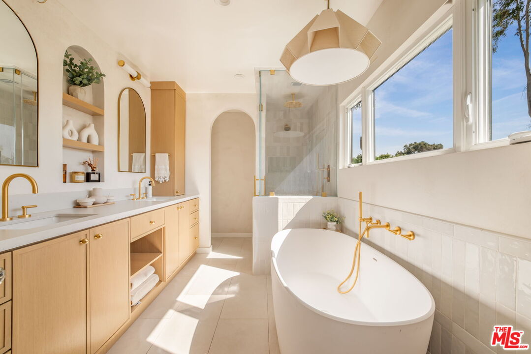 163 S Larchmont Blvd