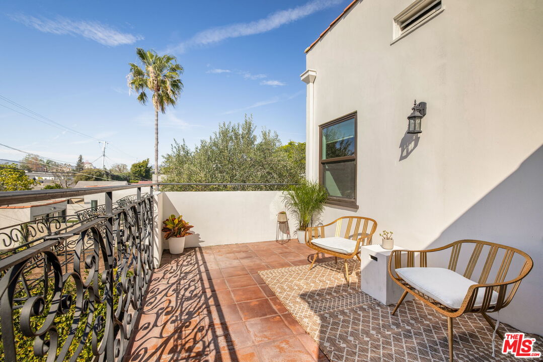 163 S Larchmont Blvd