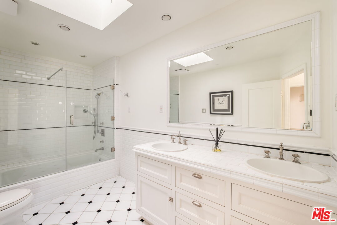 163 S Larchmont Blvd