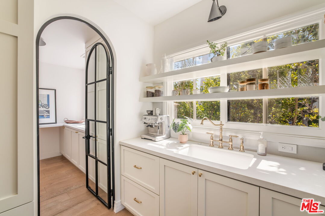 163 S Larchmont Blvd