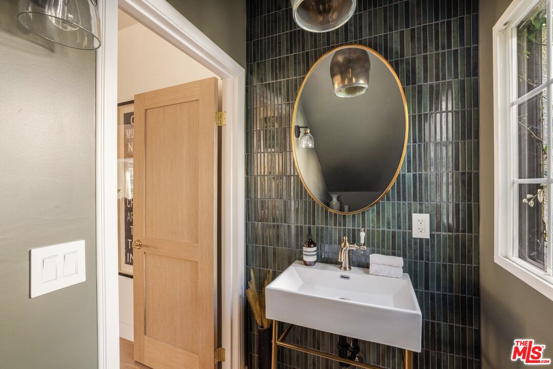 163 S Larchmont Blvd