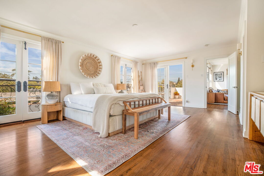 163 S Larchmont Blvd