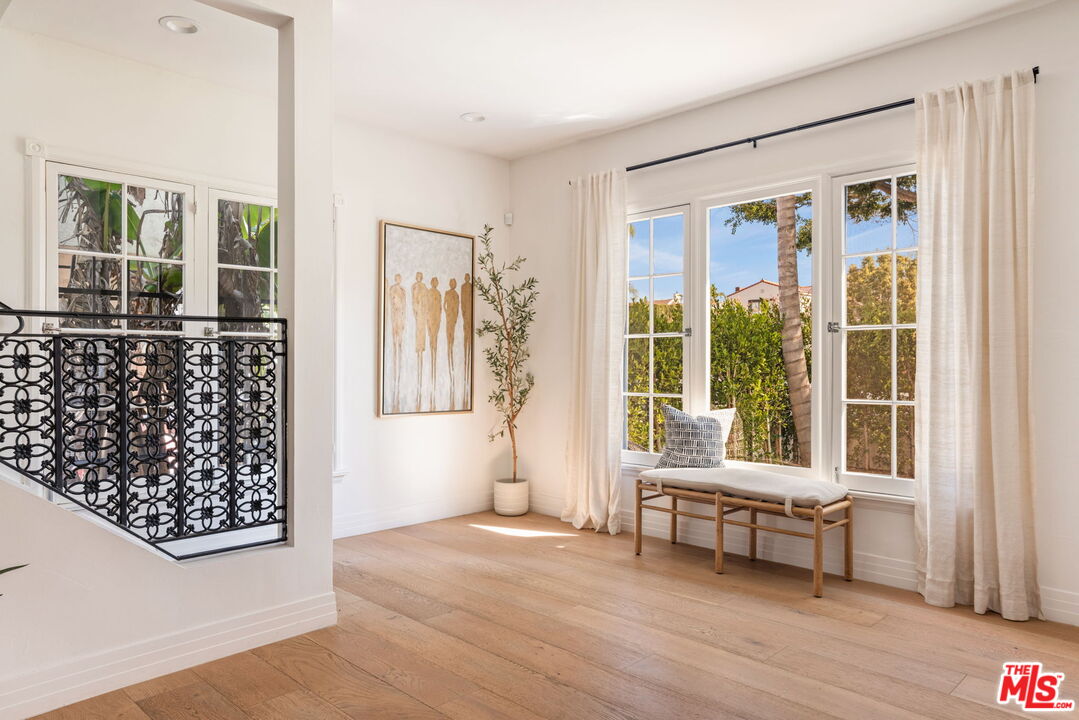 163 S Larchmont Blvd