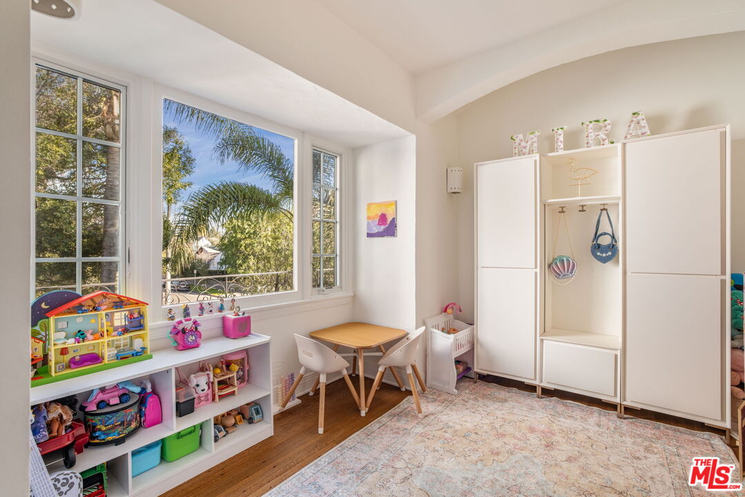 163 S Larchmont Blvd