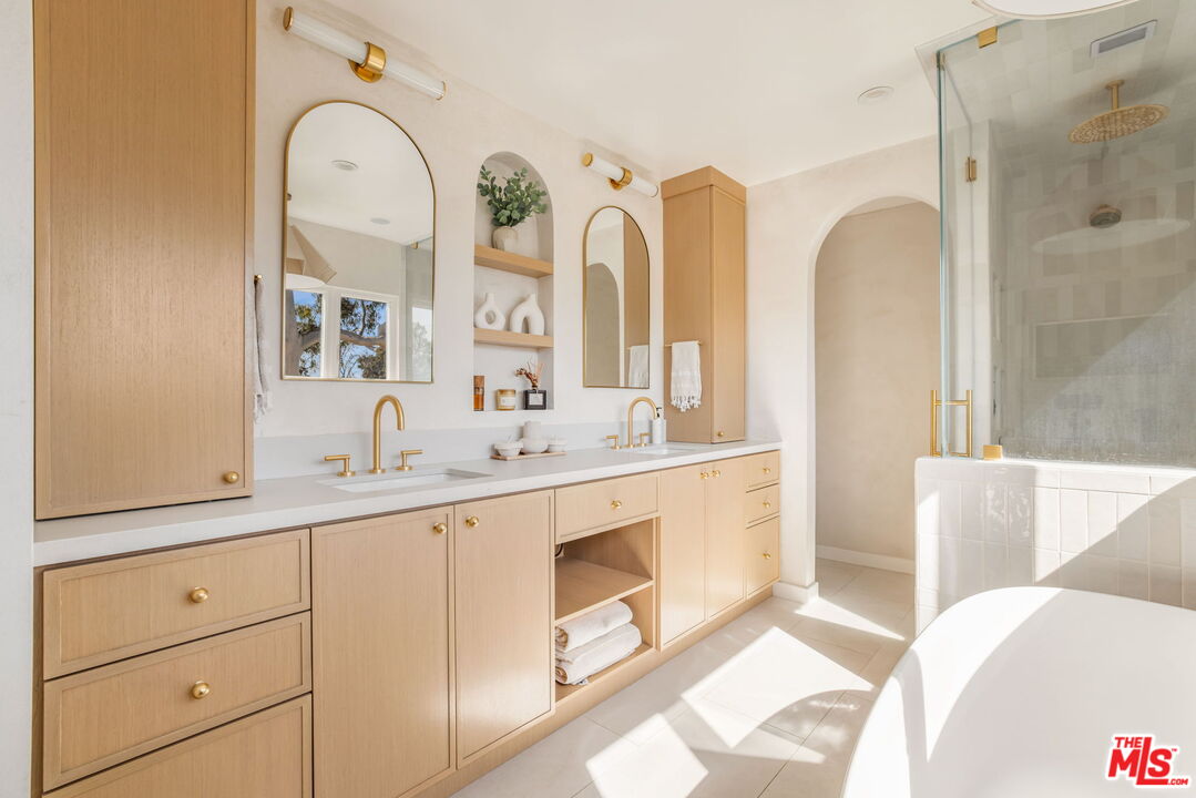 163 S Larchmont Blvd