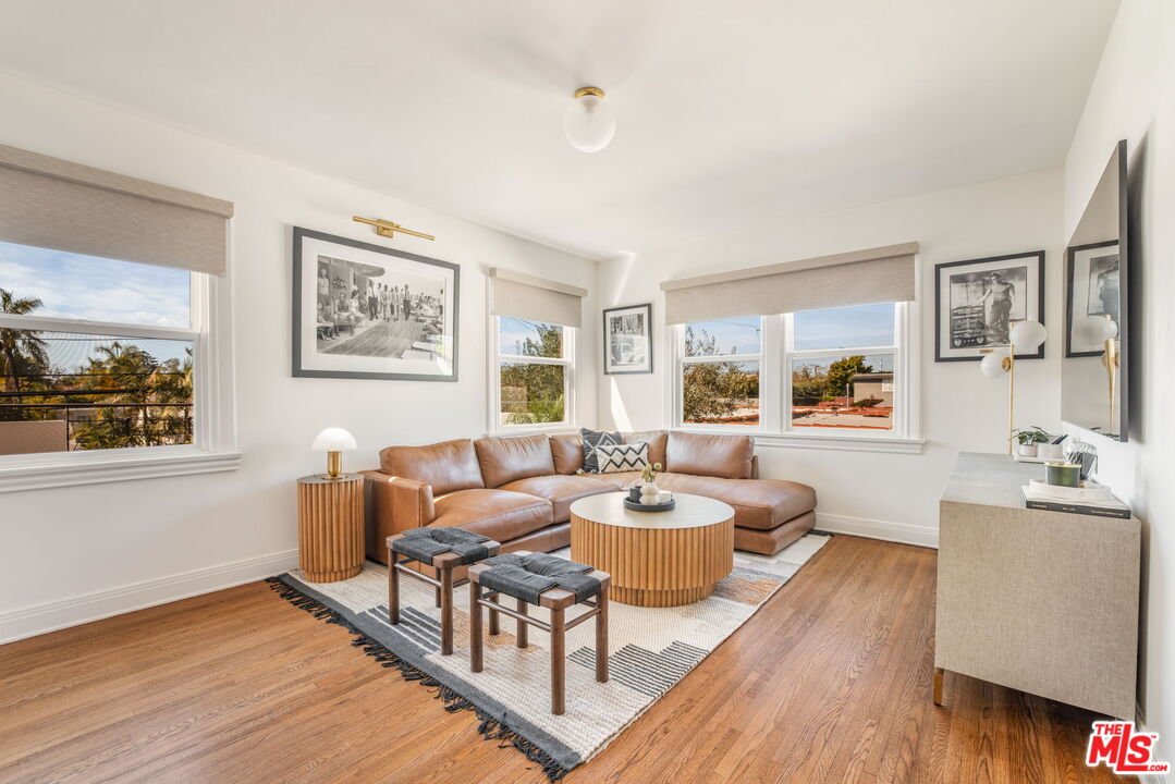 163 S Larchmont Blvd