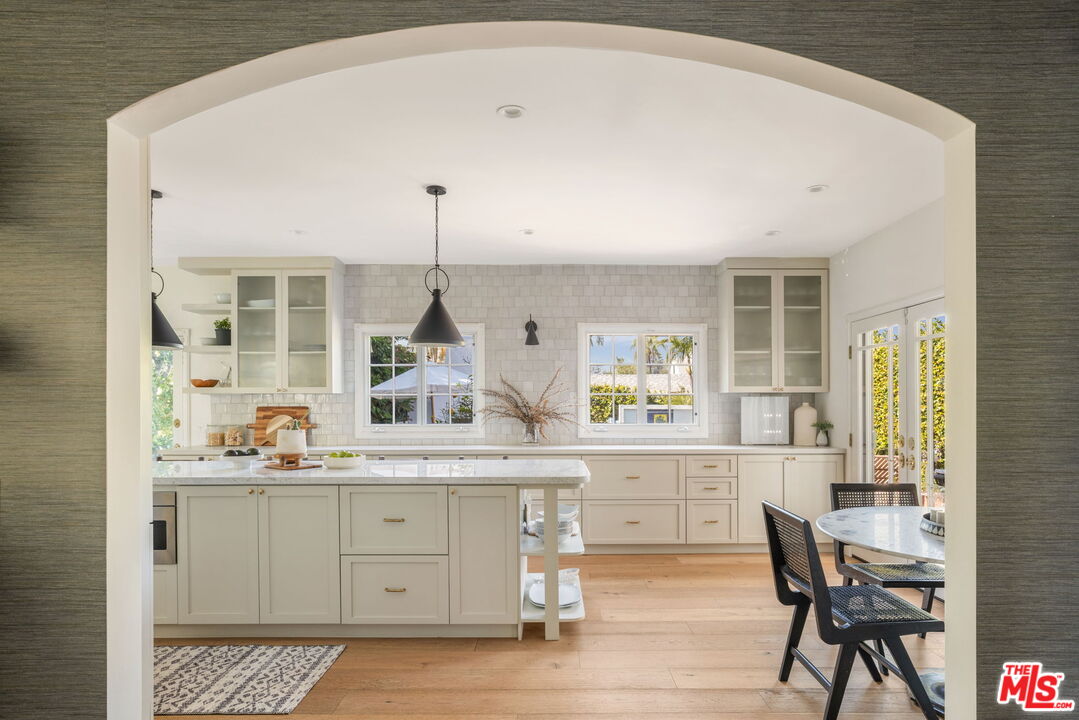 163 S Larchmont Blvd