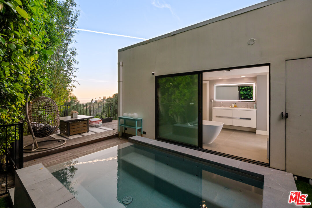 2001 Sunset Plaza Dr