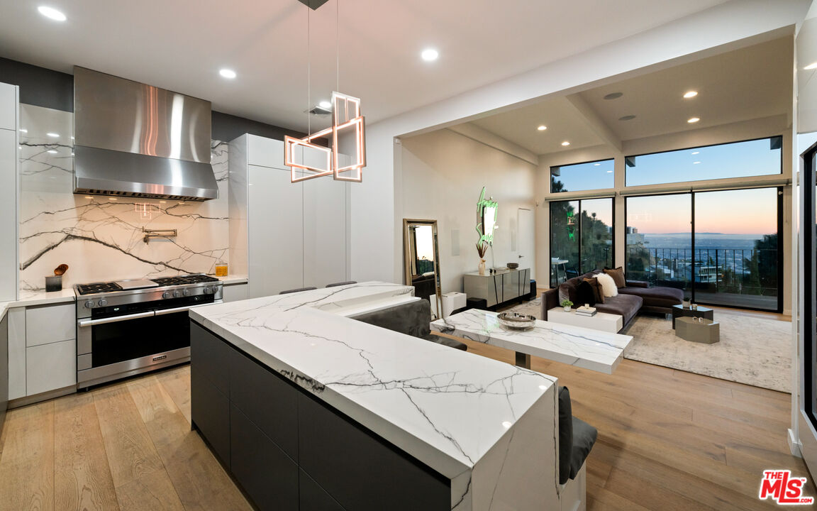 2001 Sunset Plaza Dr