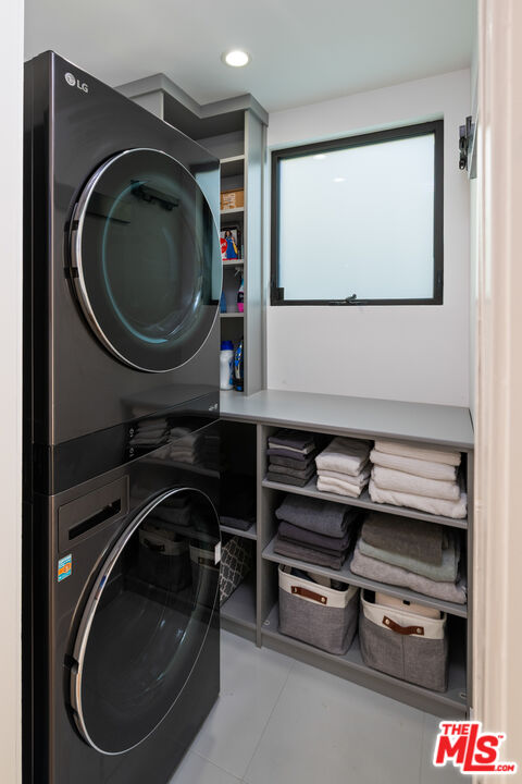 2001 Sunset Plaza Dr