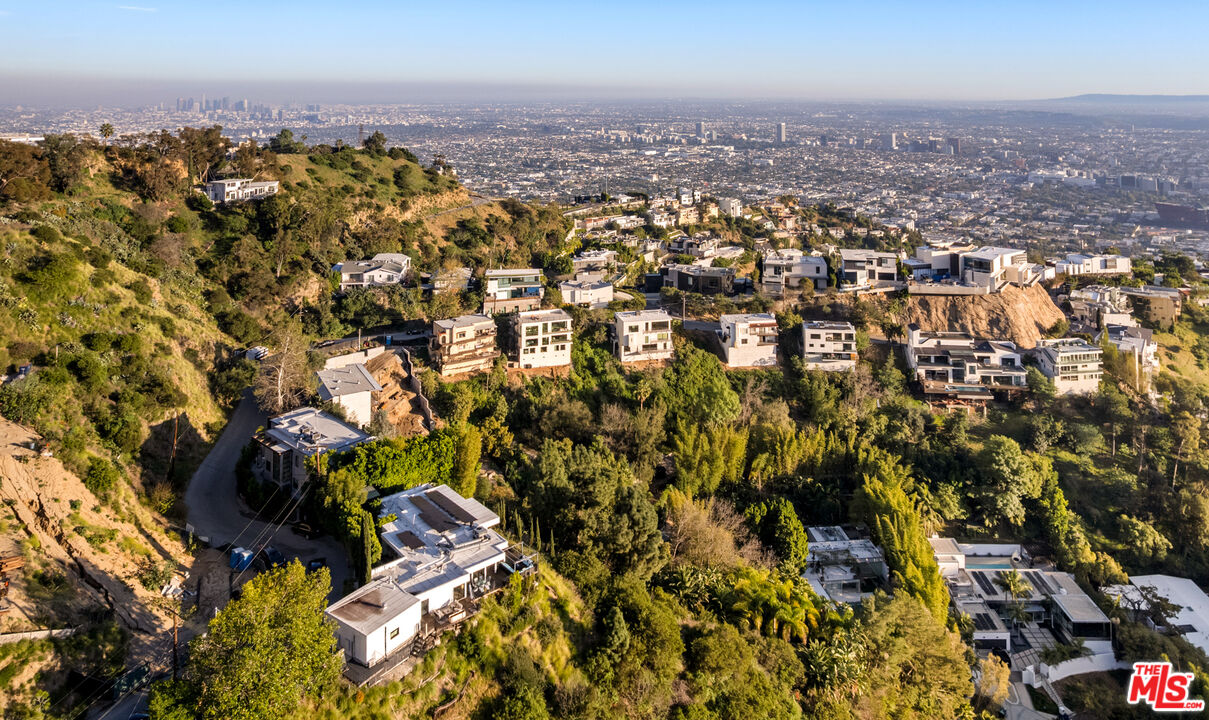 2001 Sunset Plaza Dr