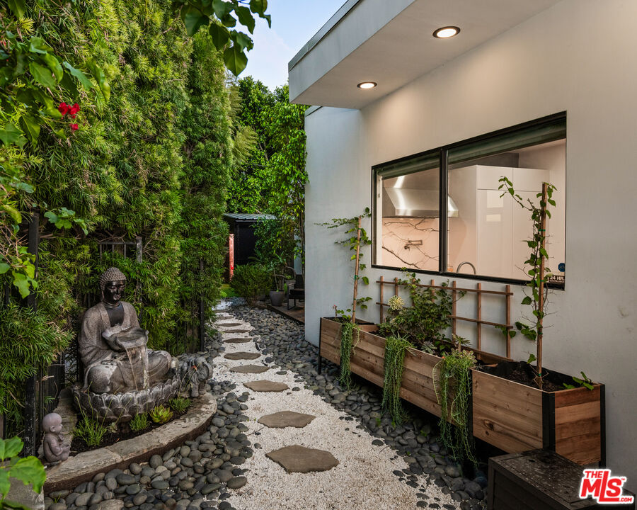 2001 Sunset Plaza Dr