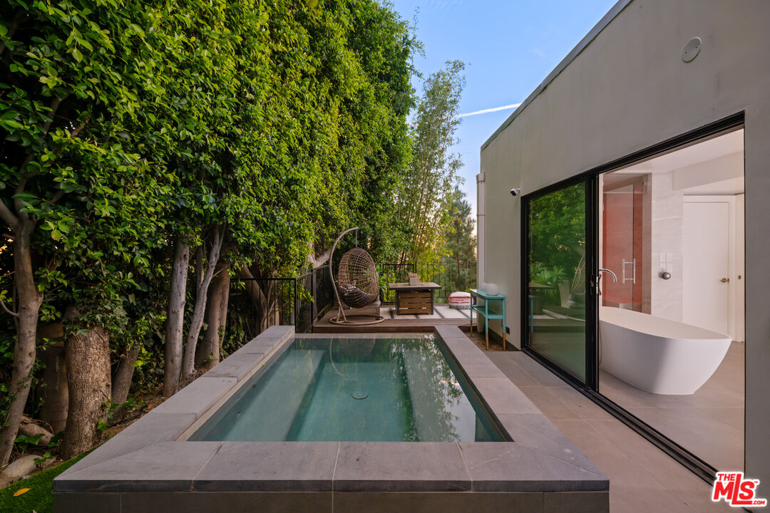 2001 Sunset Plaza Dr