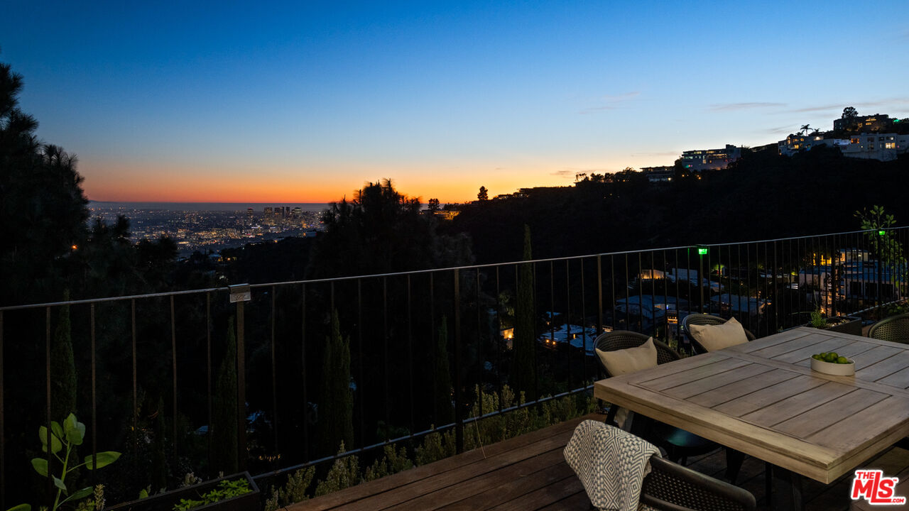 2001 Sunset Plaza Dr