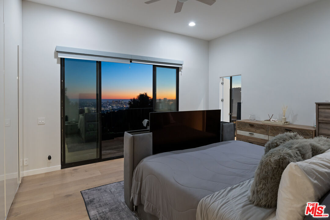 2001 Sunset Plaza Dr