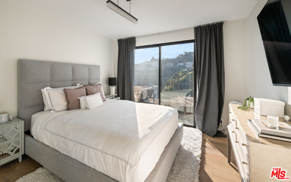 2001 Sunset Plaza Dr