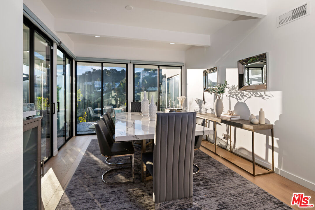 2001 Sunset Plaza Dr