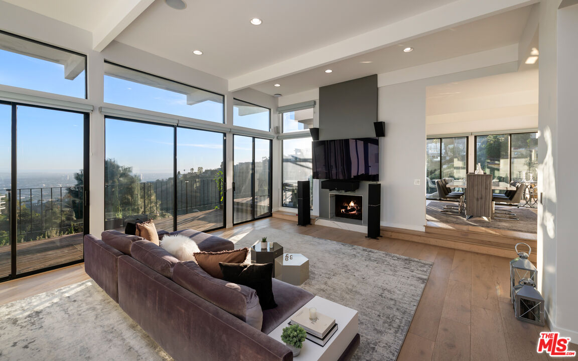 2001 Sunset Plaza Dr