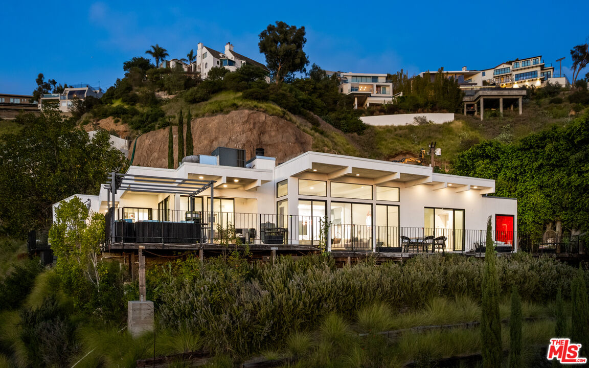 2001 Sunset Plaza Dr