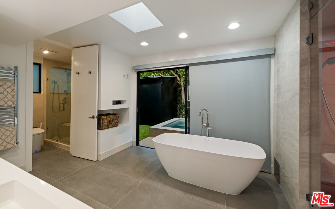 2001 Sunset Plaza Dr