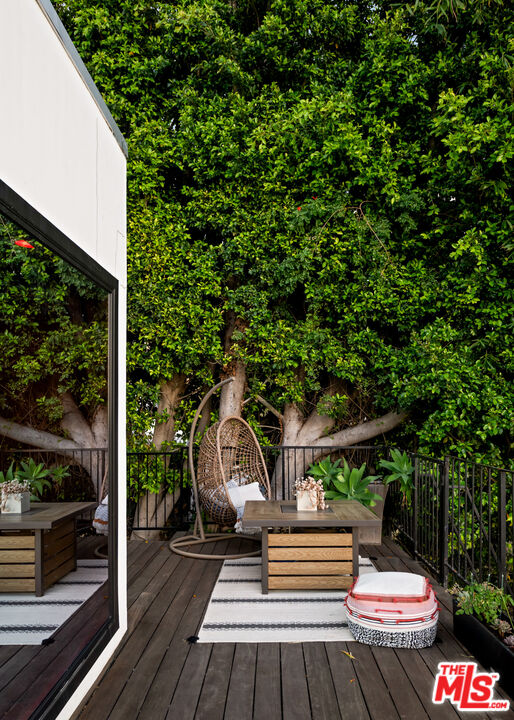 2001 Sunset Plaza Dr