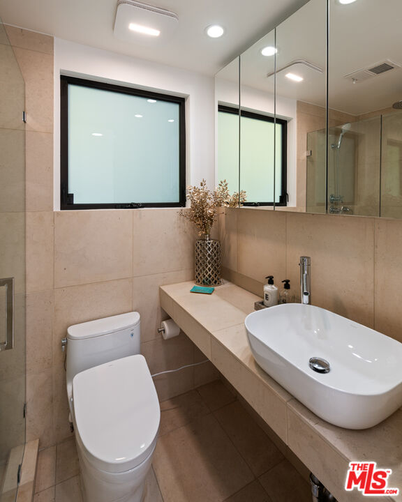 2001 Sunset Plaza Dr