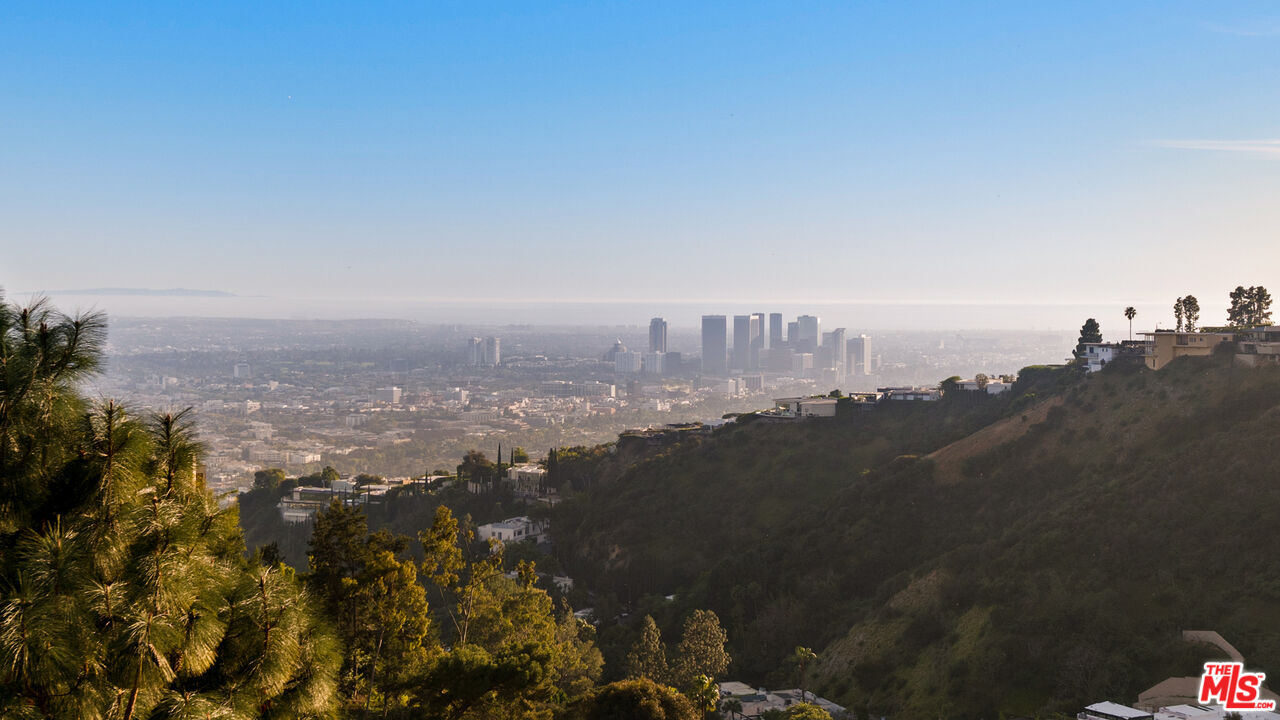 2001 Sunset Plaza Dr