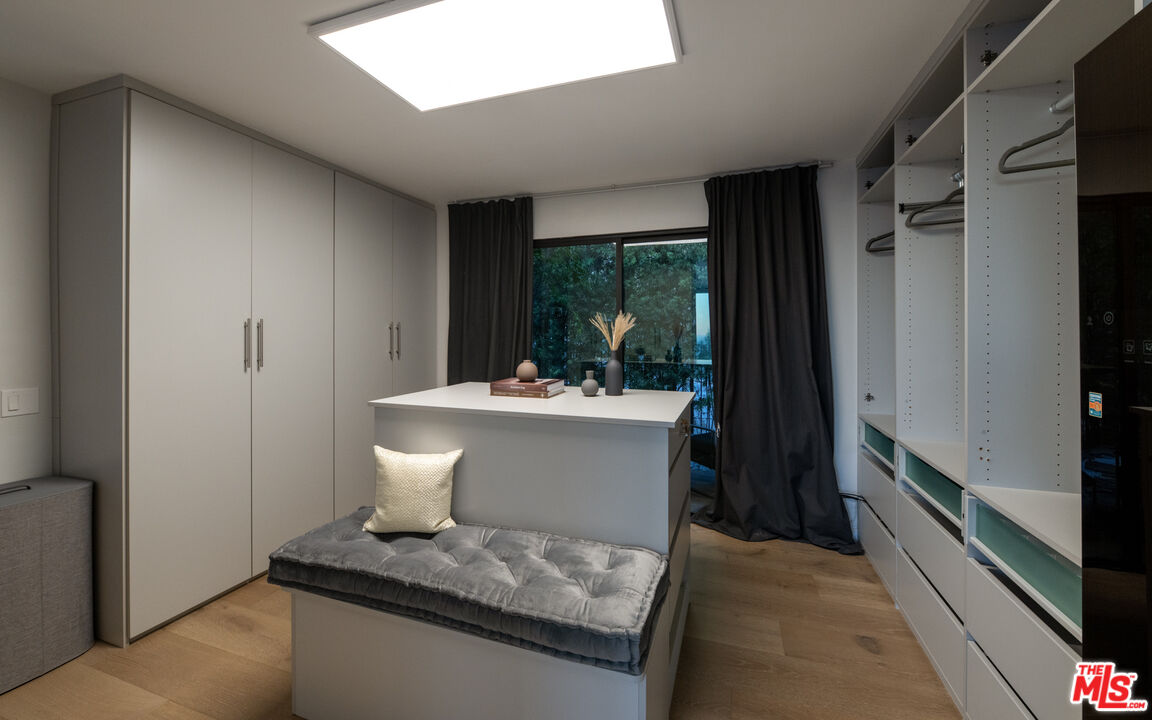 2001 Sunset Plaza Dr