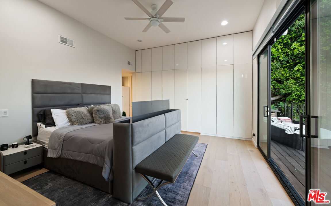 2001 Sunset Plaza Dr