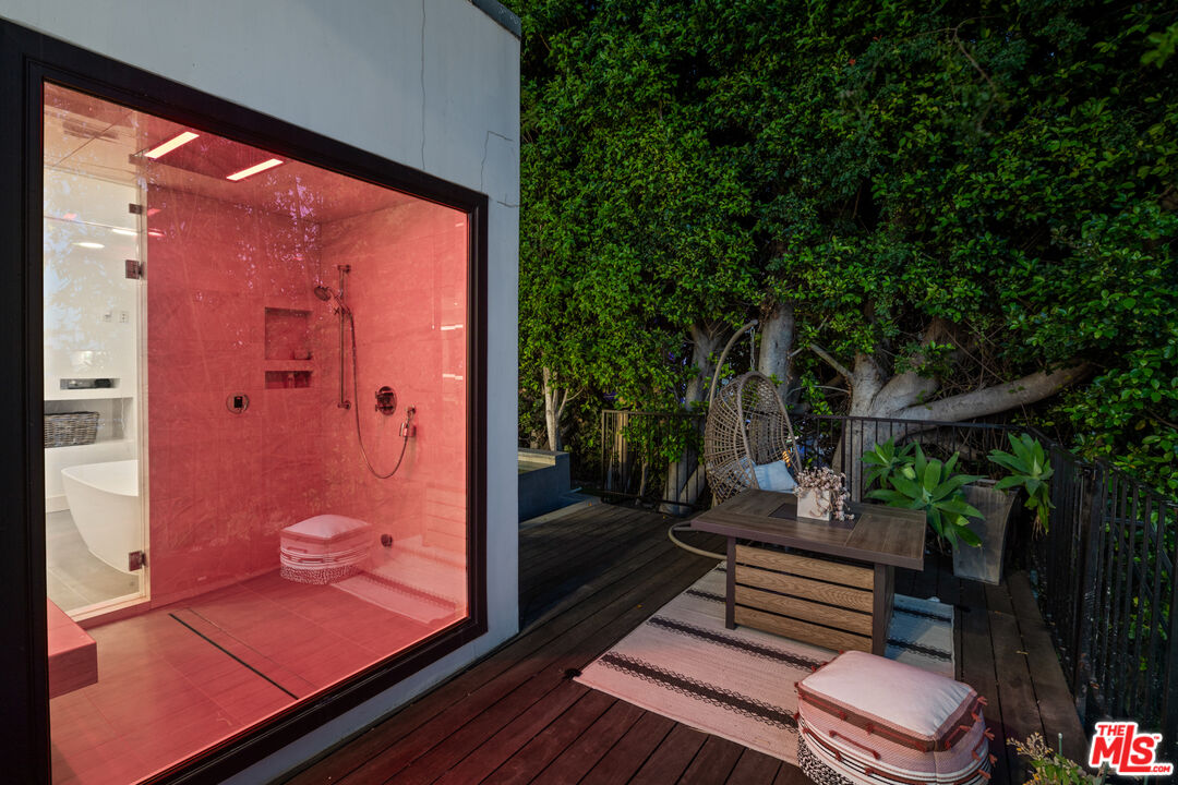 2001 Sunset Plaza Dr