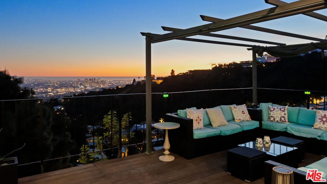 2001 Sunset Plaza Dr