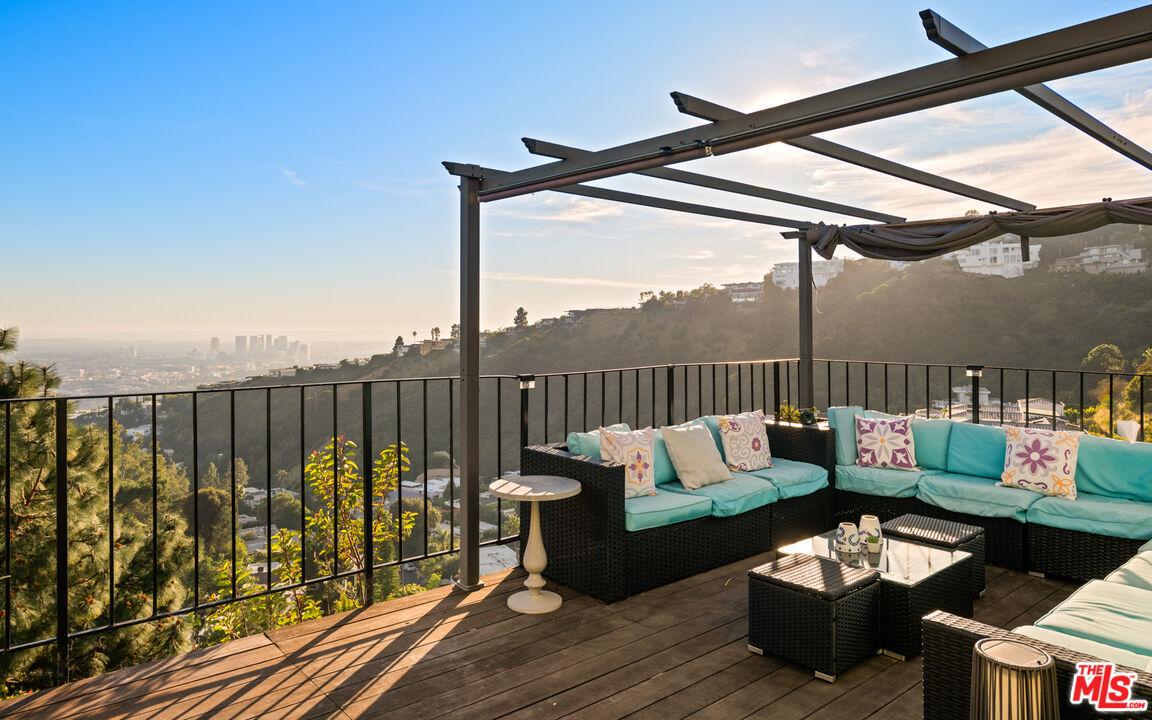 2001 Sunset Plaza Dr