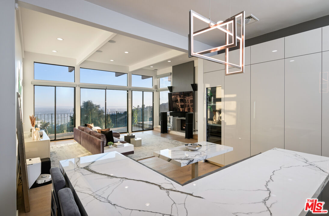 2001 Sunset Plaza Dr