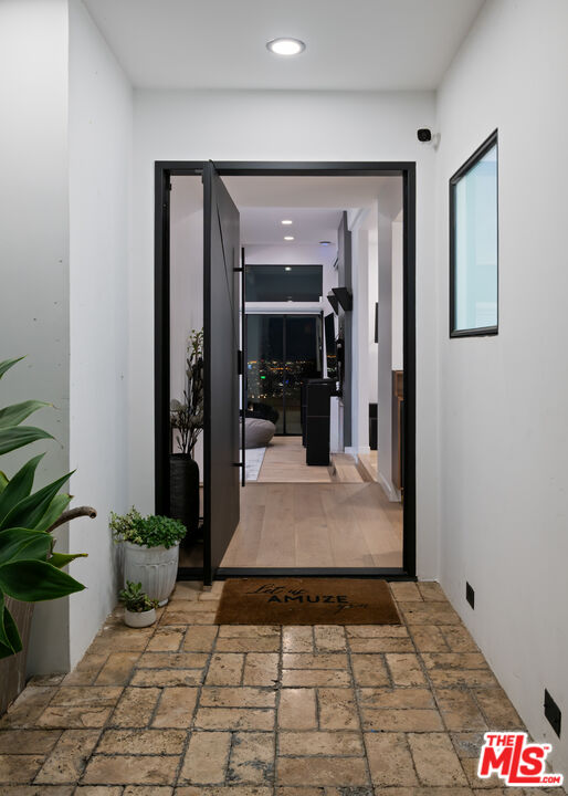 2001 Sunset Plaza Dr