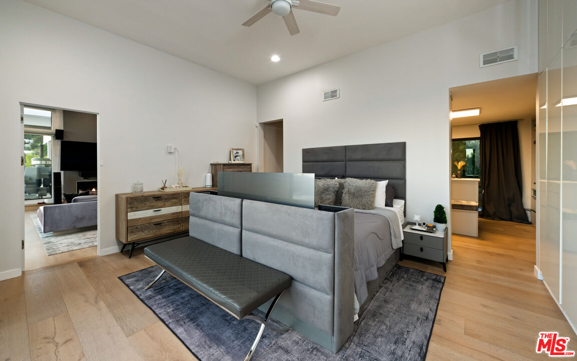 2001 Sunset Plaza Dr