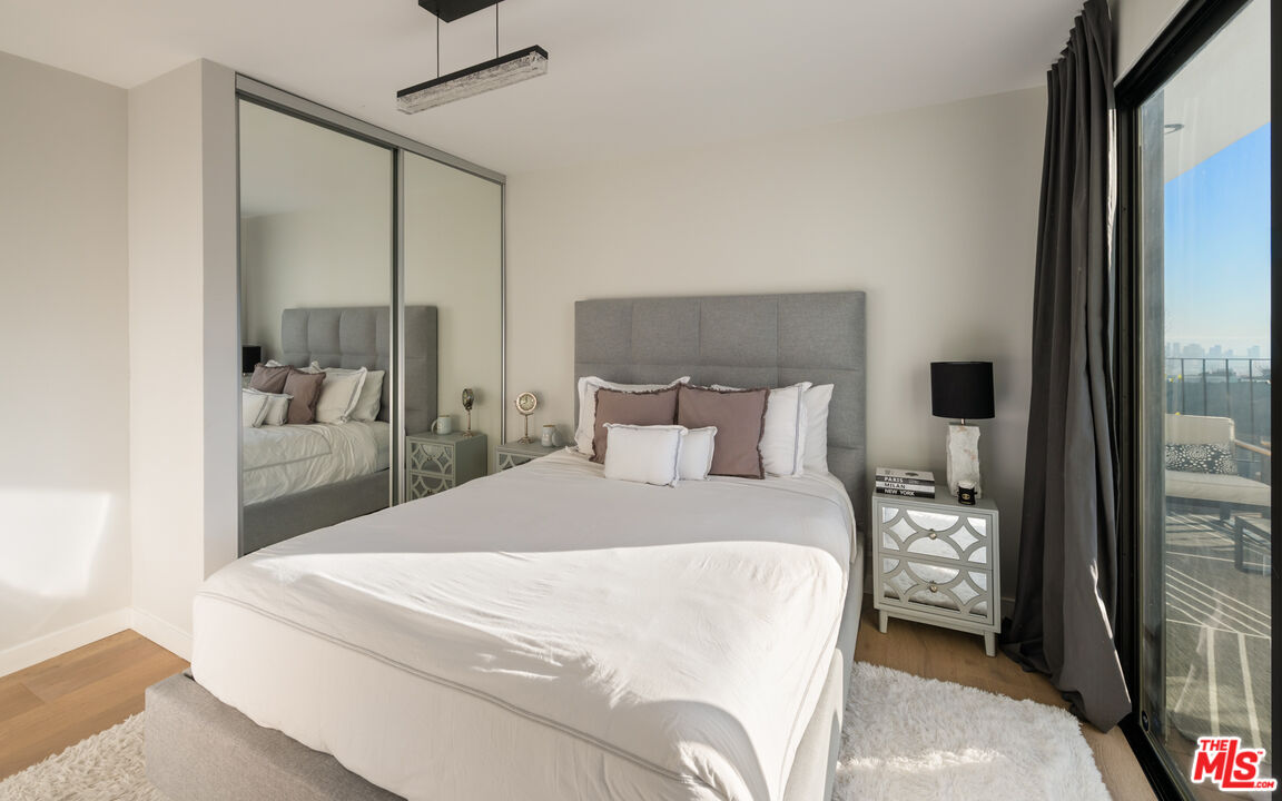 2001 Sunset Plaza Dr