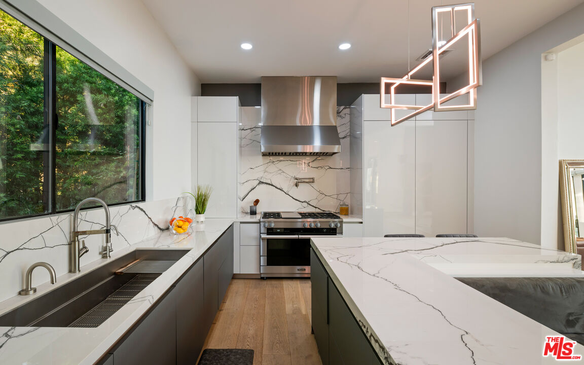 2001 Sunset Plaza Dr